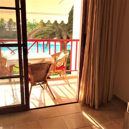 Amazing - Pool And Garden - At 50 Mt, Apartment *